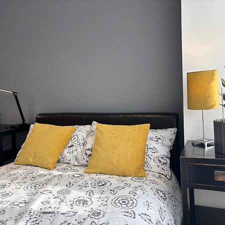 Entire House Floor Perfect For Couples & Freelancers - Available For Single Too Hotel Londres Exterior foto