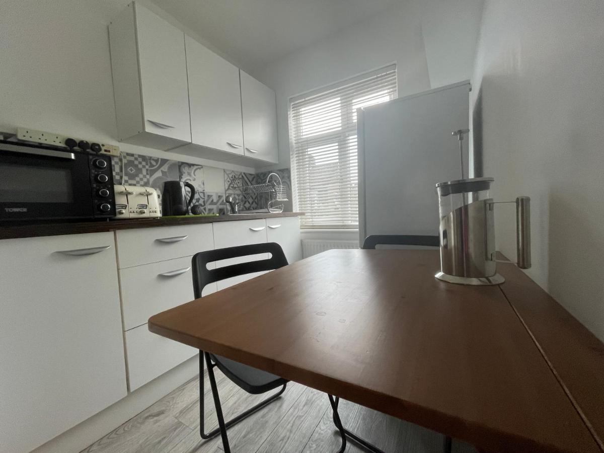 Entire House Floor Perfect For Couples & Freelancers - Available For Single Too Hotel Londres Exterior foto