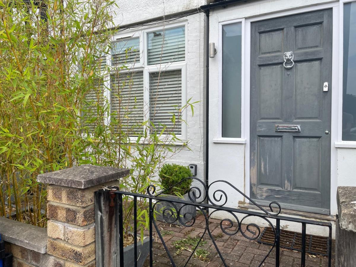 Entire House Floor Perfect For Couples & Freelancers - Available For Single Too Hotel Londres Exterior foto