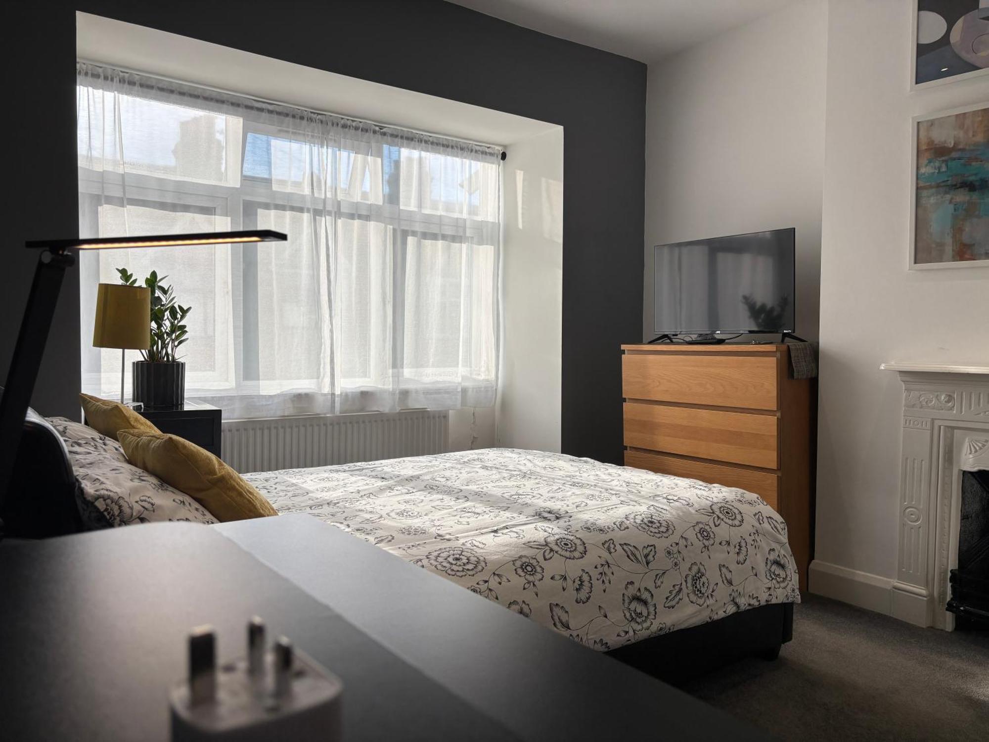 Entire House Floor Perfect For Couples & Freelancers - Available For Single Too Hotel Londres Exterior foto