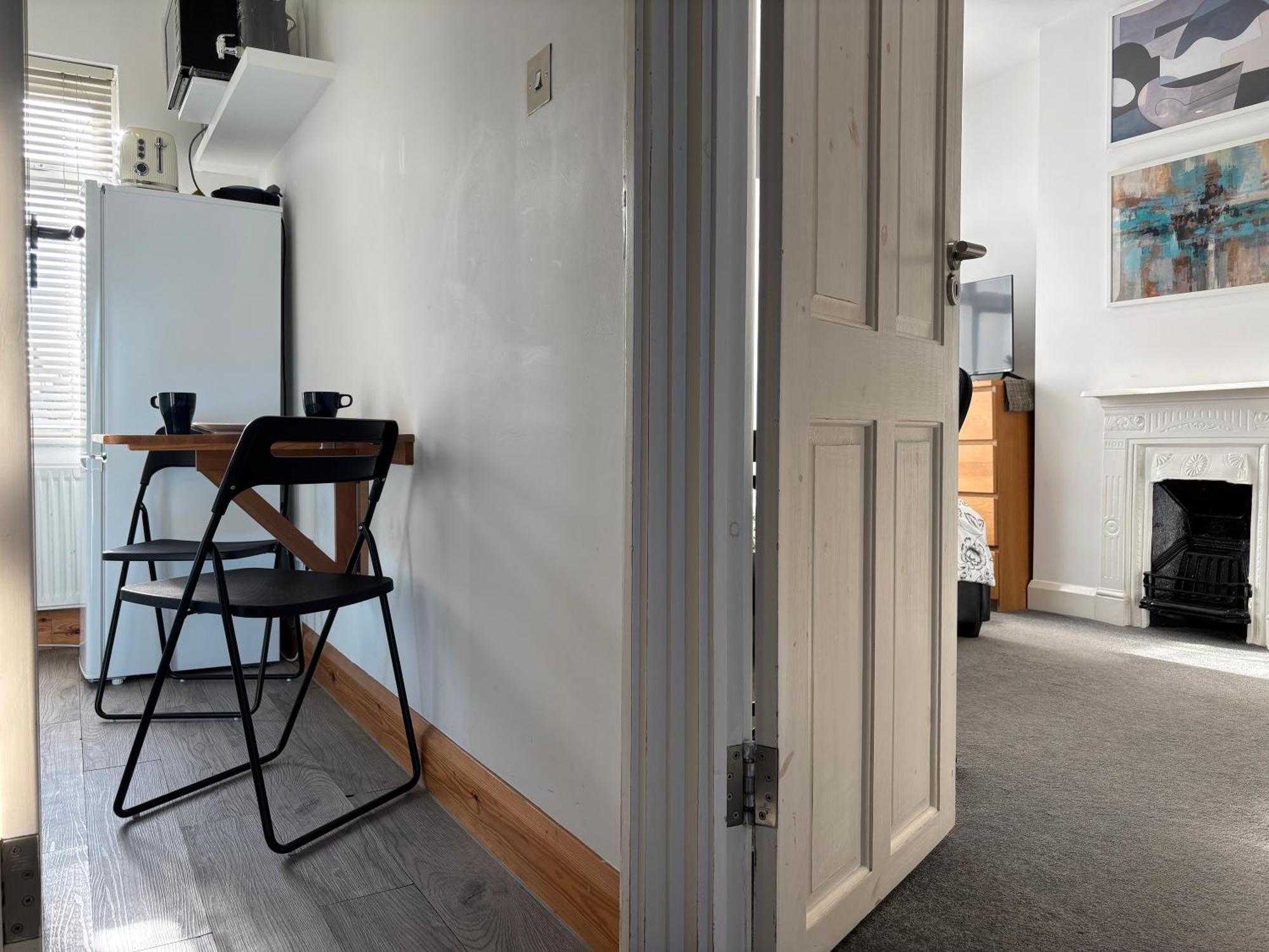 Entire House Floor Perfect For Couples & Freelancers - Available For Single Too Hotel Londres Exterior foto