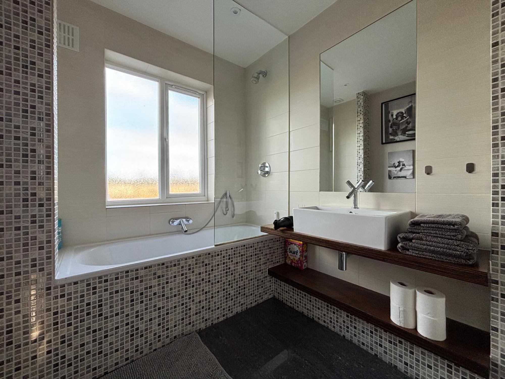 Entire House Floor Perfect For Couples & Freelancers - Available For Single Too Hotel Londres Exterior foto